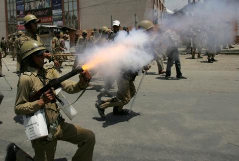 Many soldiers wearing green uniforms are shooting in the streets of Kashmir