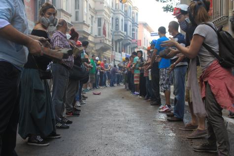 Protesters help create a barricade in Taksim, Istanbul during Gezi Park protests