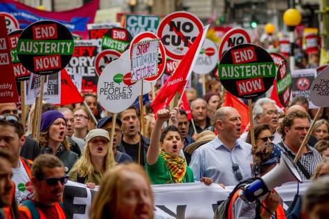 Demonstrators of all ages proceeded from the Bank of London to Parliament Square, paralyzing traffic in the UK capital. Protesters hold signs demanding an end to austerity