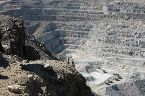 Image of the huge grey and barren looking Rossing uranium mine. 